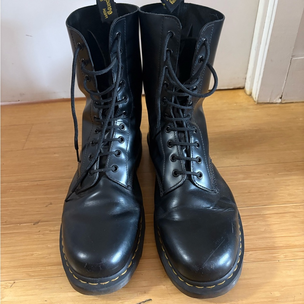 Men’s barely worn Dr. Martens 1490 black 10 hole smooth leather boots.